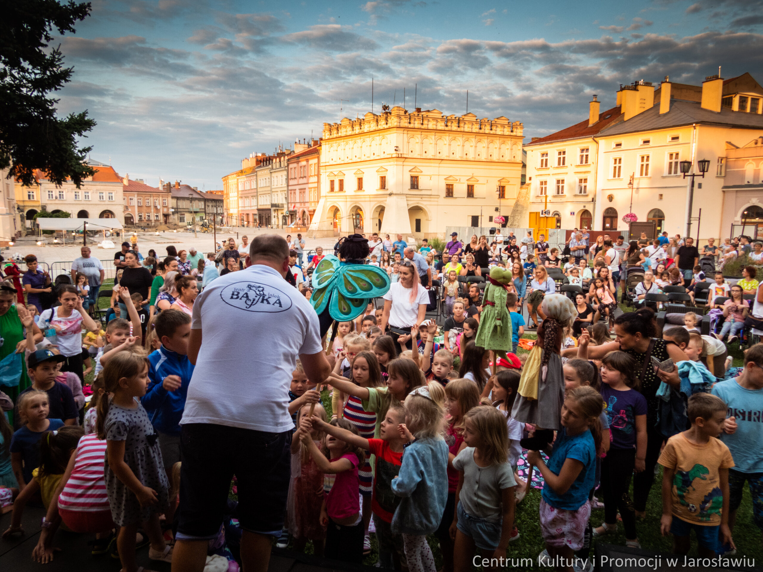 organizator teatrzyku dla dzieci prezentujący lalkę z przedstawienia