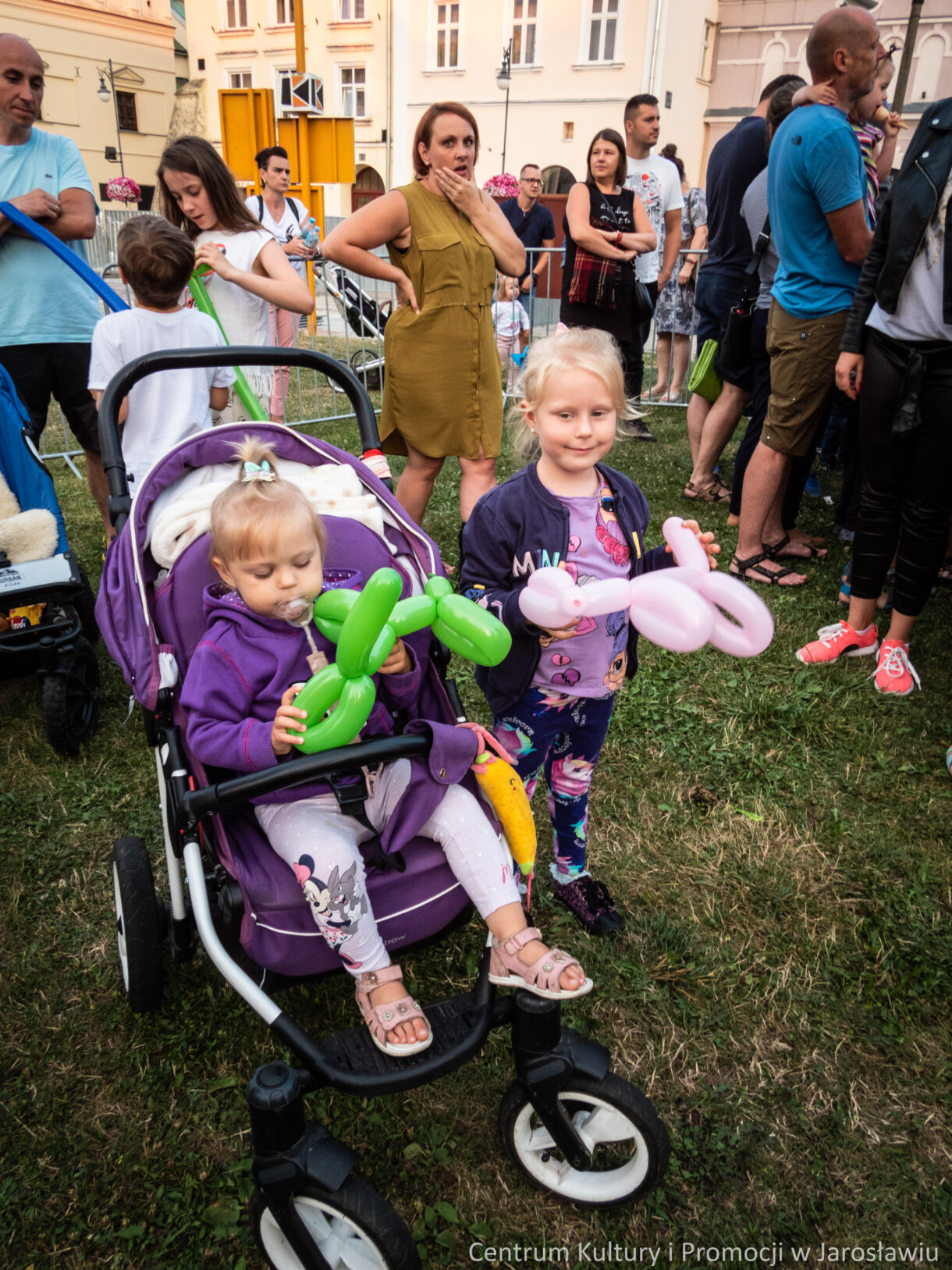 dzieci ze zwierzątkami zrobionymi z balonów