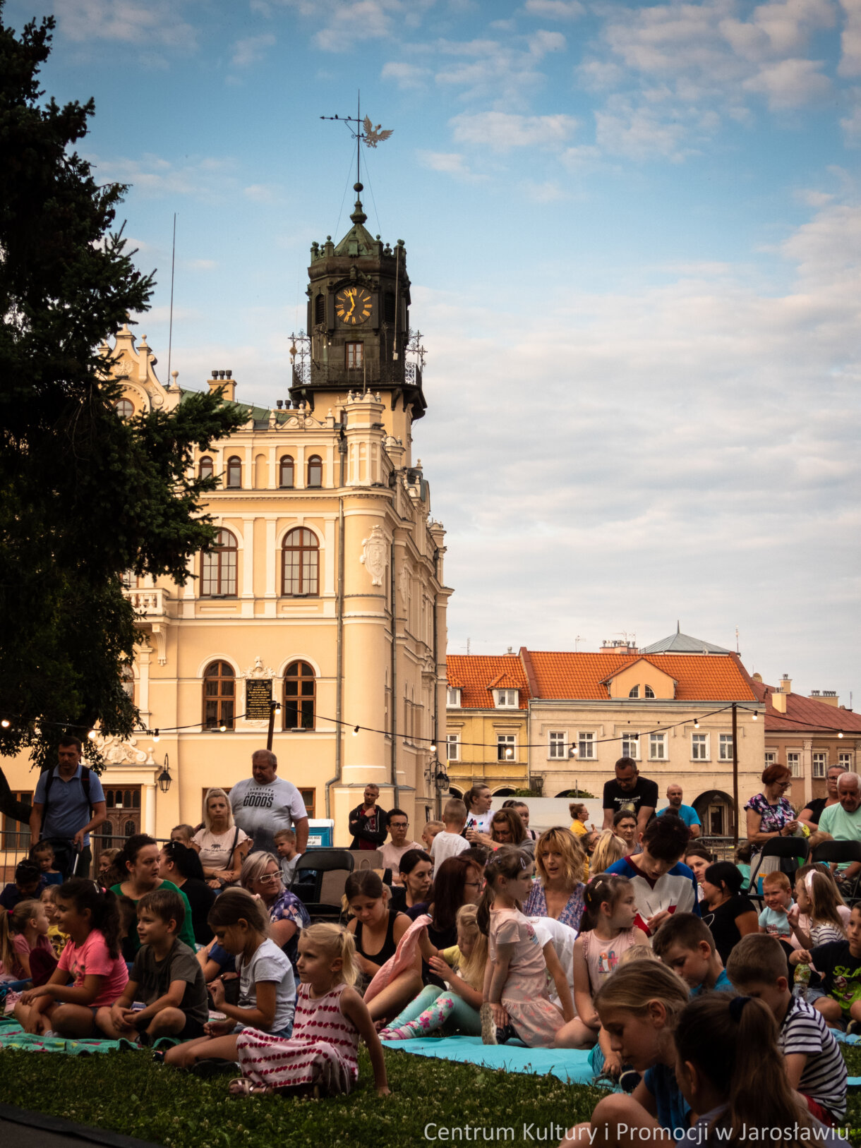 dzieci na Skwerze Kultury podczas oglądania przedstawienia
