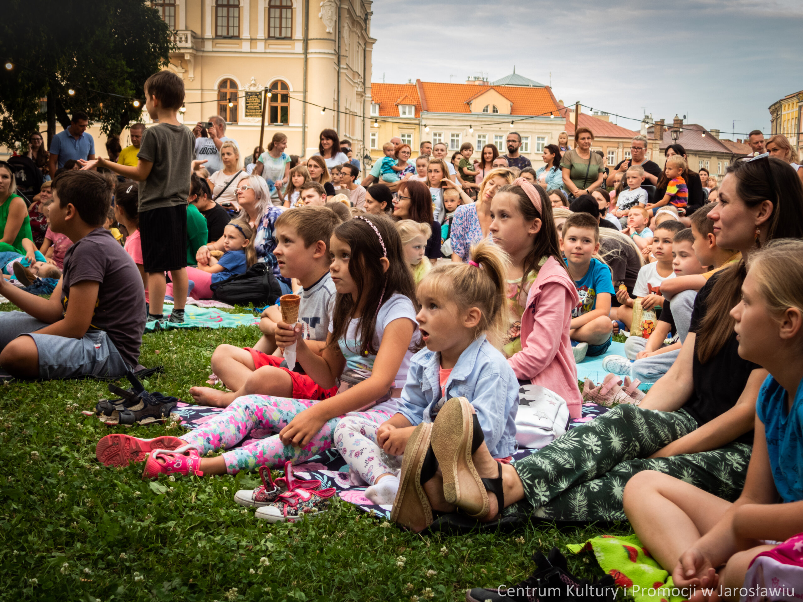dzieci na Skwerze Kultury podczas oglądania przedstawienia