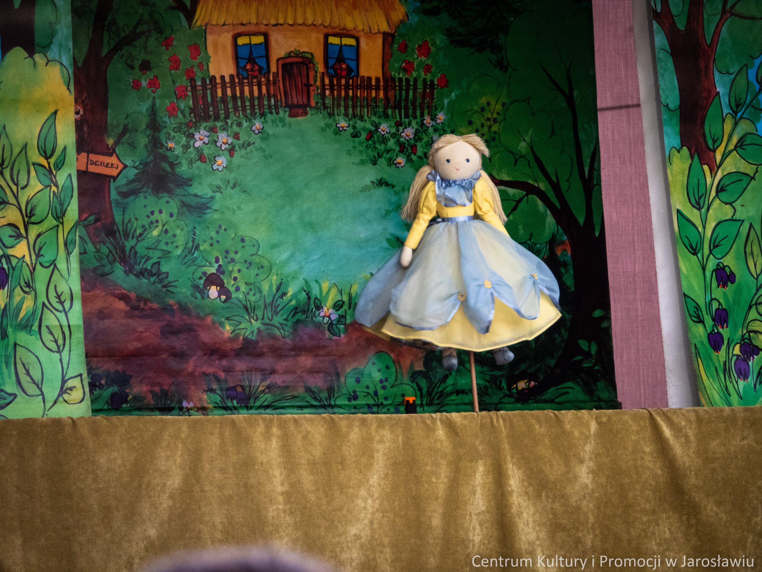 lalka w przedstawieniu 