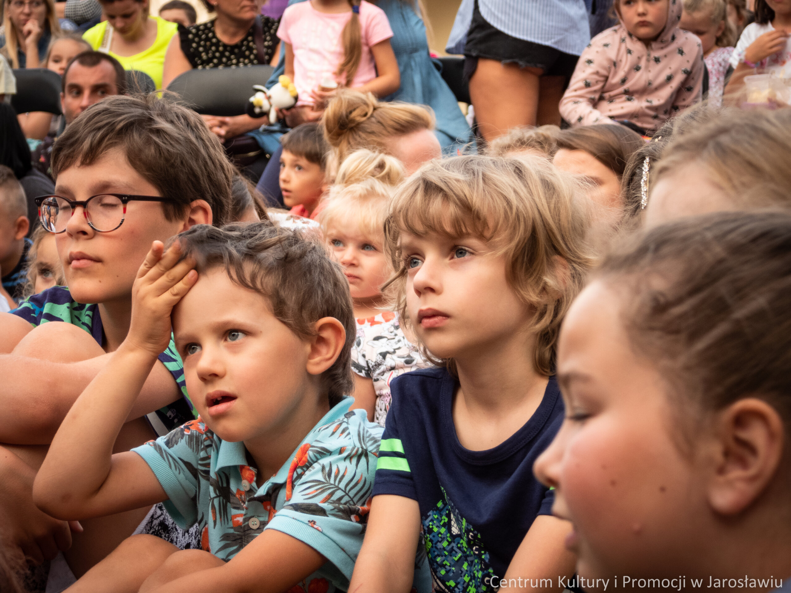 dzieci na Skwerze Kultury podczas oglądania przedstawienia