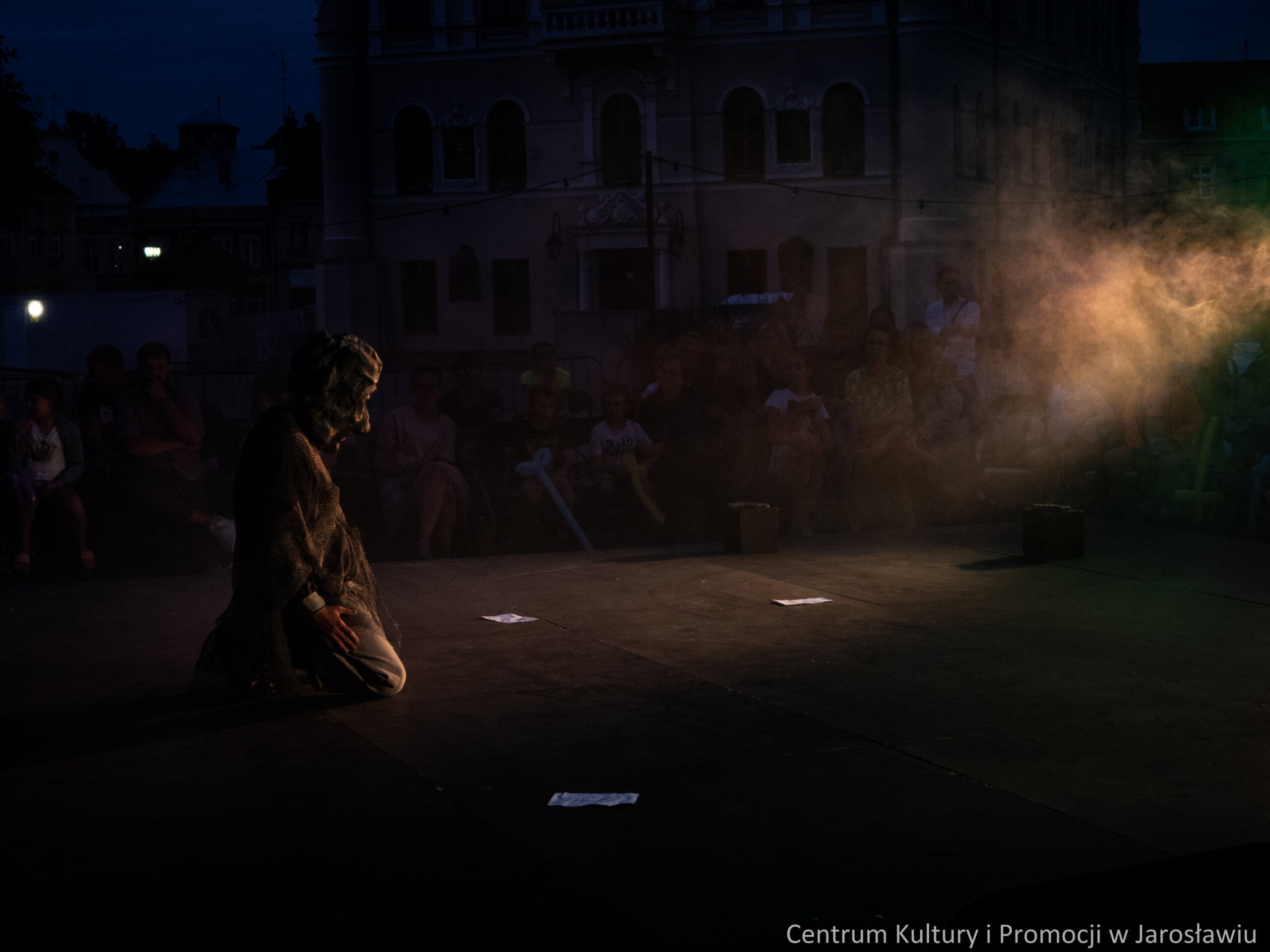 postać mężczyzny ze spektaklu Kamienny