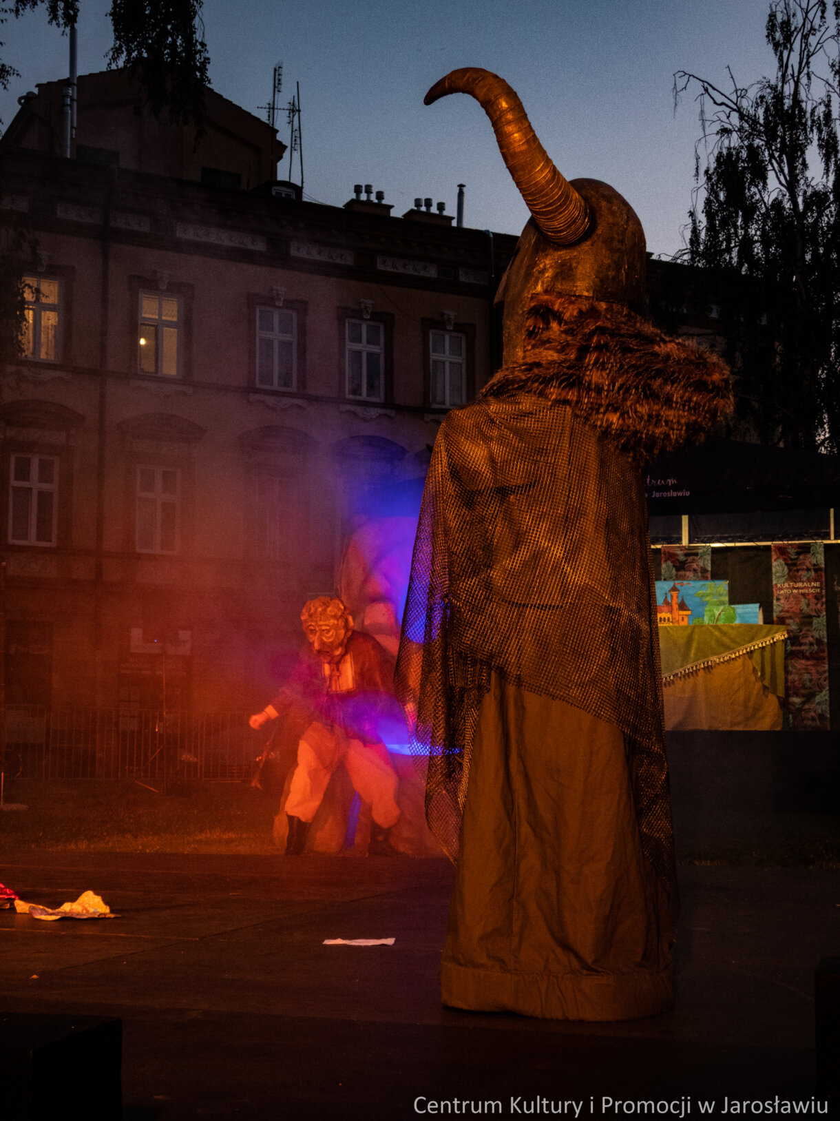 Na pierwszym panie postać Biesa, w tle postać mężczyzny ze spektaklu Kamienny