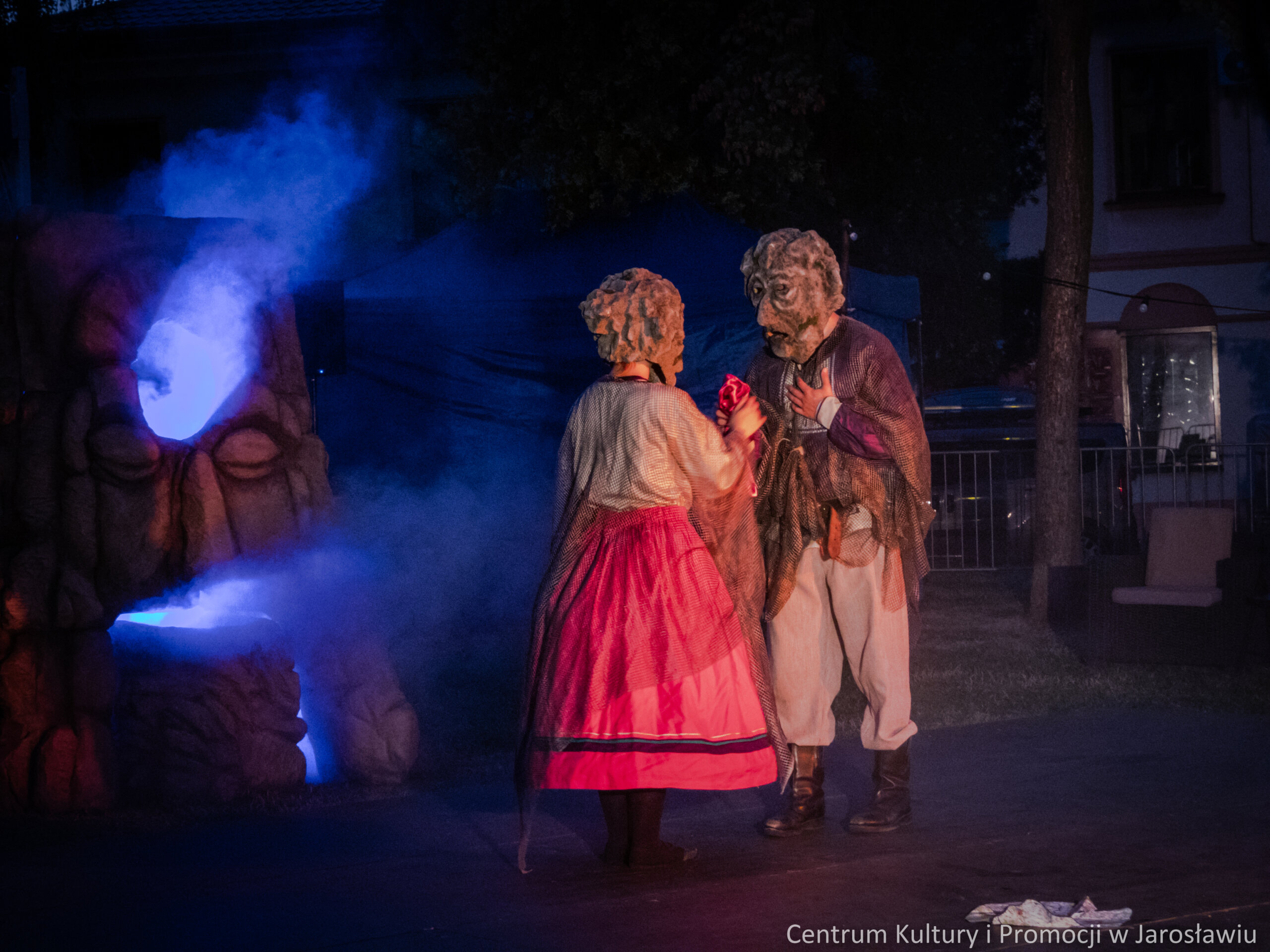 spektakl kamienny - postacie młodego mężczyzny i kobiety