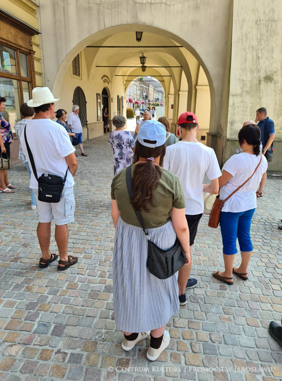 Grupa ludzi przed Kamienicą Attawantich