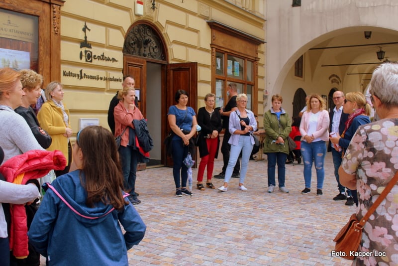 Przewodnik i uczestnicy rozpoczynający spacer przed kamienicą Attavantich, foto Kacper Loc