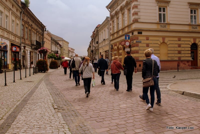 Ludzie idący ulicą Grodzką, foto Kacper Loc