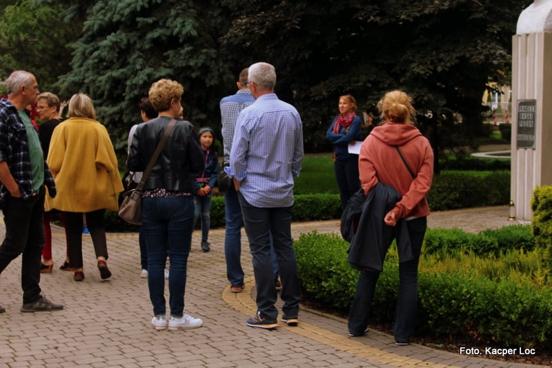 Grupa ludzi w parku, foto Kacper Loc