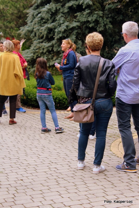 Grupa ludzi w parku, foto Kacper Loc
