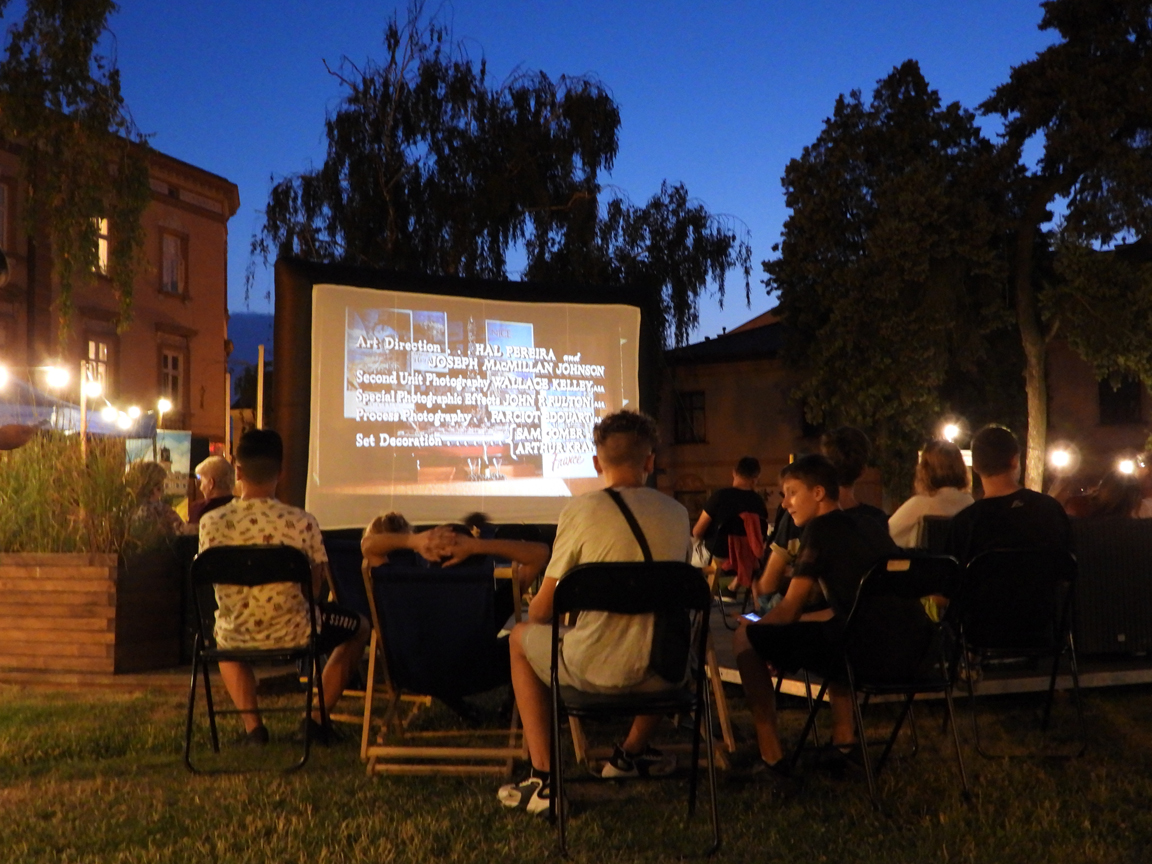 widok na ekran kina plenerowego