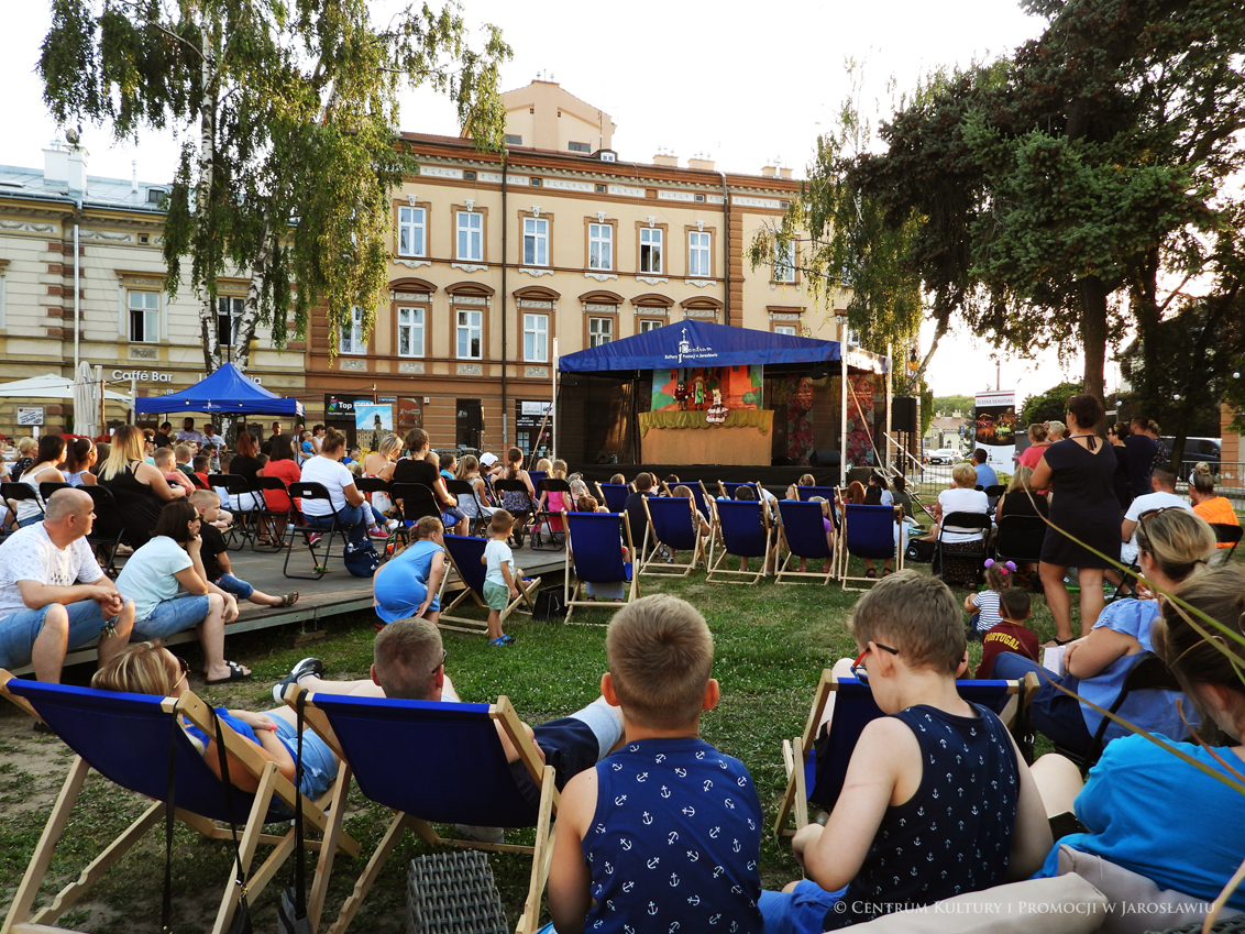 Publiczność podczas spektaklu, w tle scena