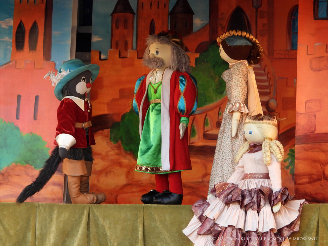 Kukiełki, z lewej kot w butach