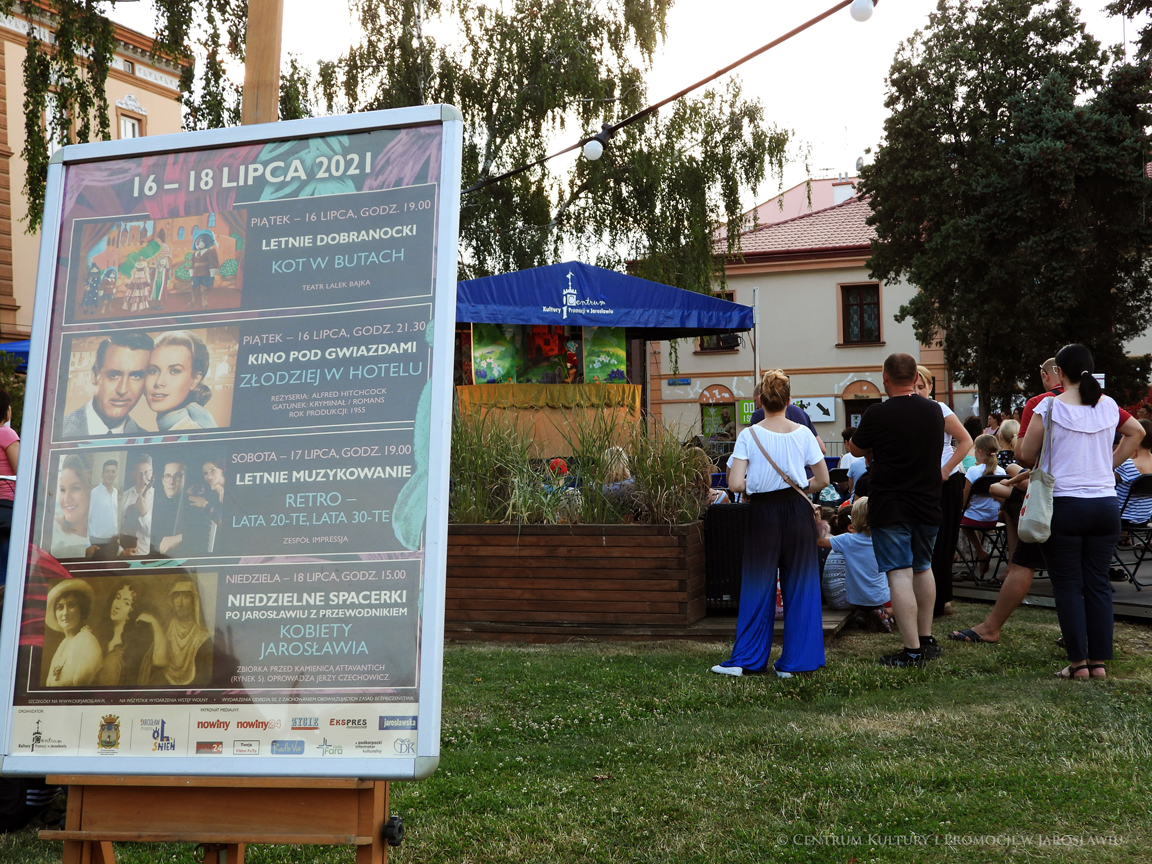 Publiczność, z lewej plakat Kulturalne Lato w Mieście