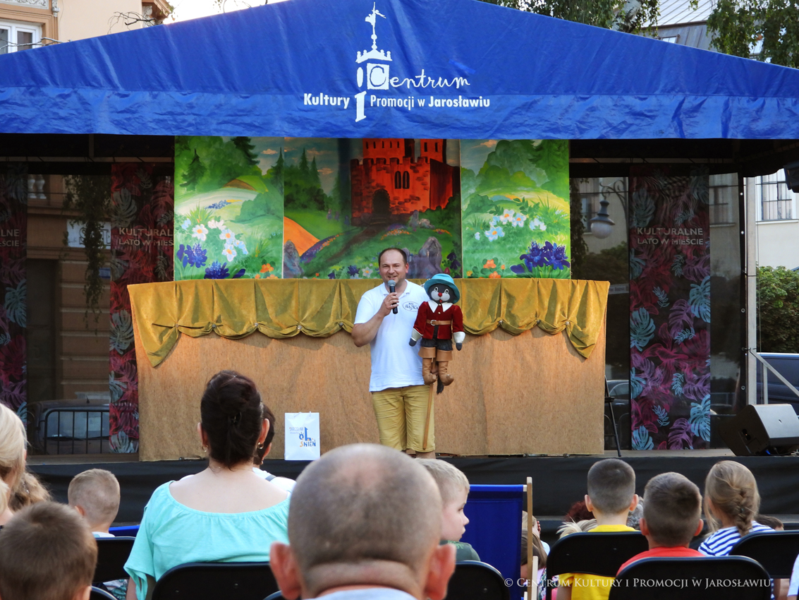 Publiczność, na scenie prowadzący z Teatru Lalek Bajka