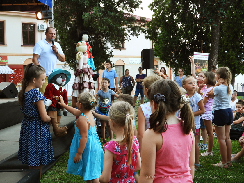 Dzieci oglądające kukiełki