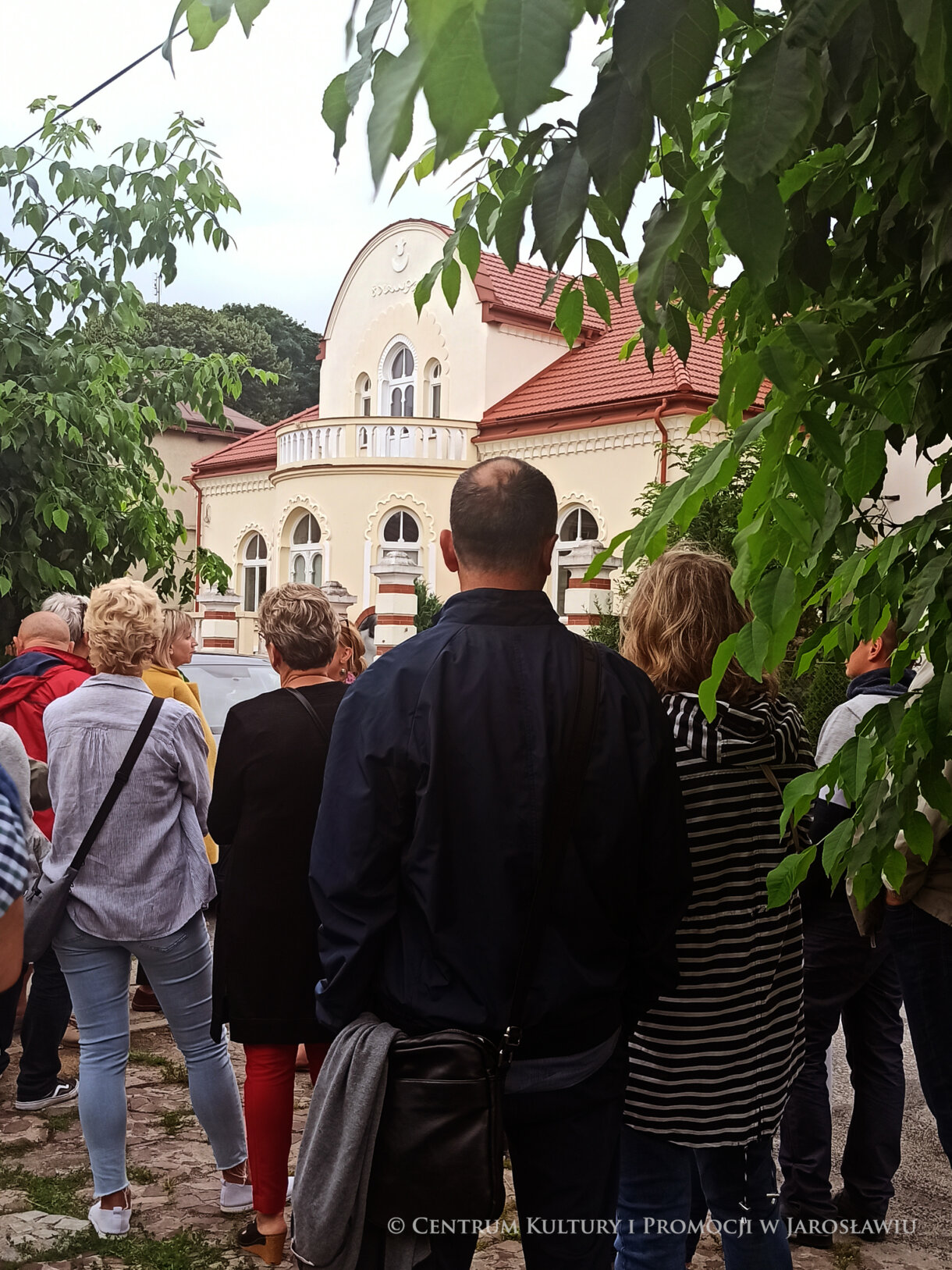 Grupa ludzi, w tle willa mauretańska