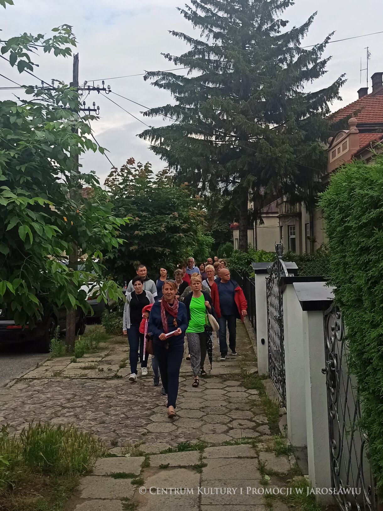 Grupa ludzi, z przodu przewodnik Weronika Sopel