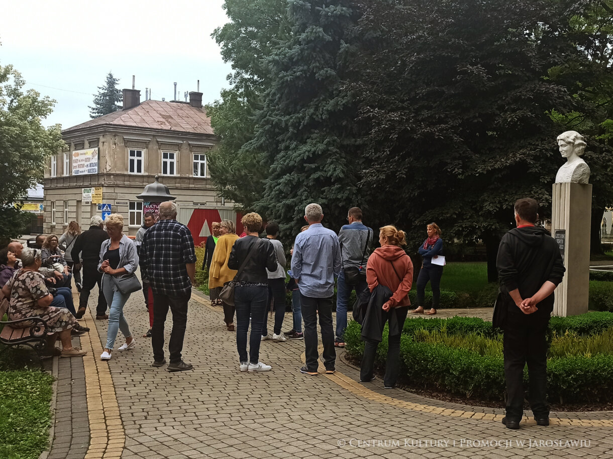 Grupa ludzi, z prawej pomnik Czesławy Puzon pseudonim „Baśka”