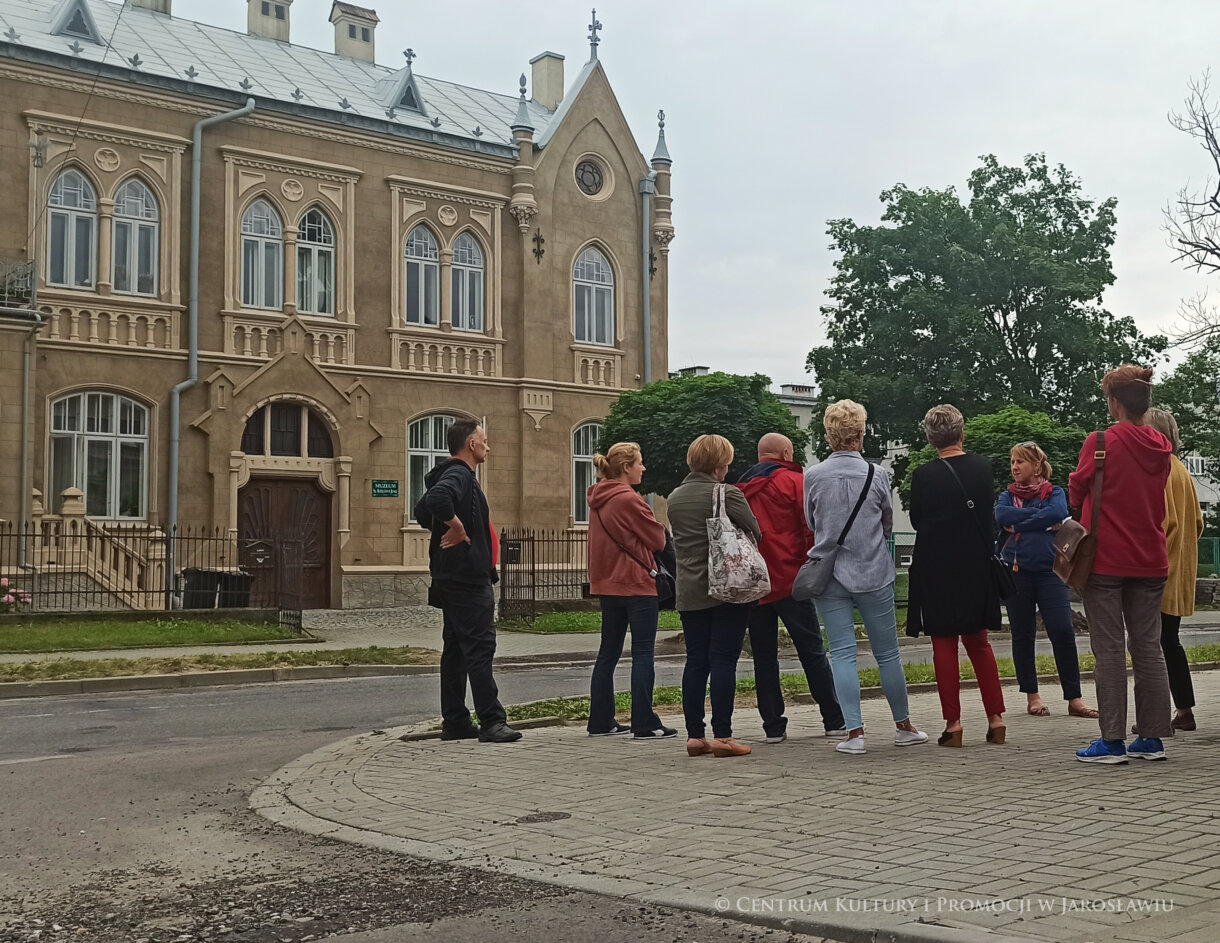 Grupa ludzi, z lewej kamienica obecnie siedziba Towarzystwo Przyjaciół Anny Jenke