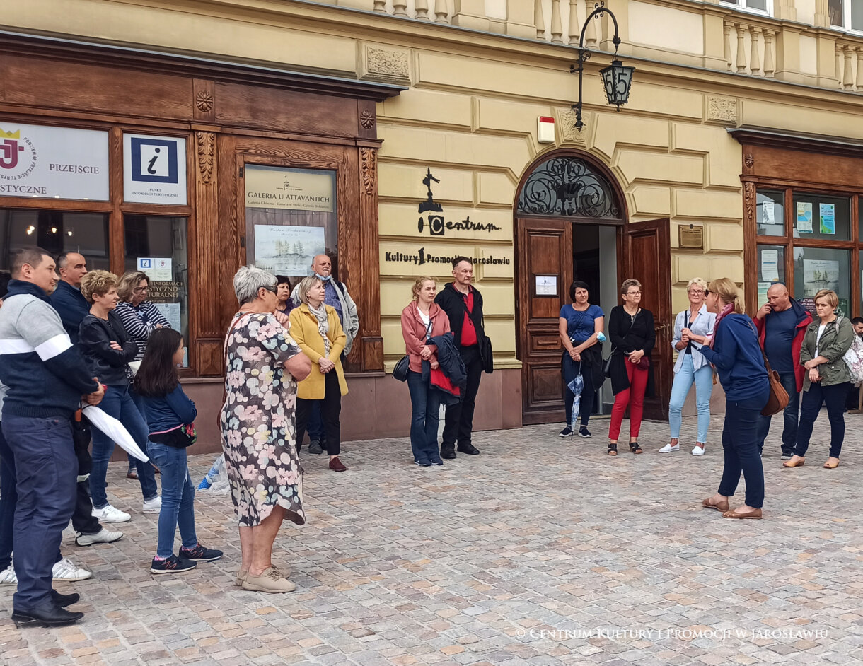 Przewodnik i uczestnicy rozpoczynający spacer przed kamienicą Attavantich