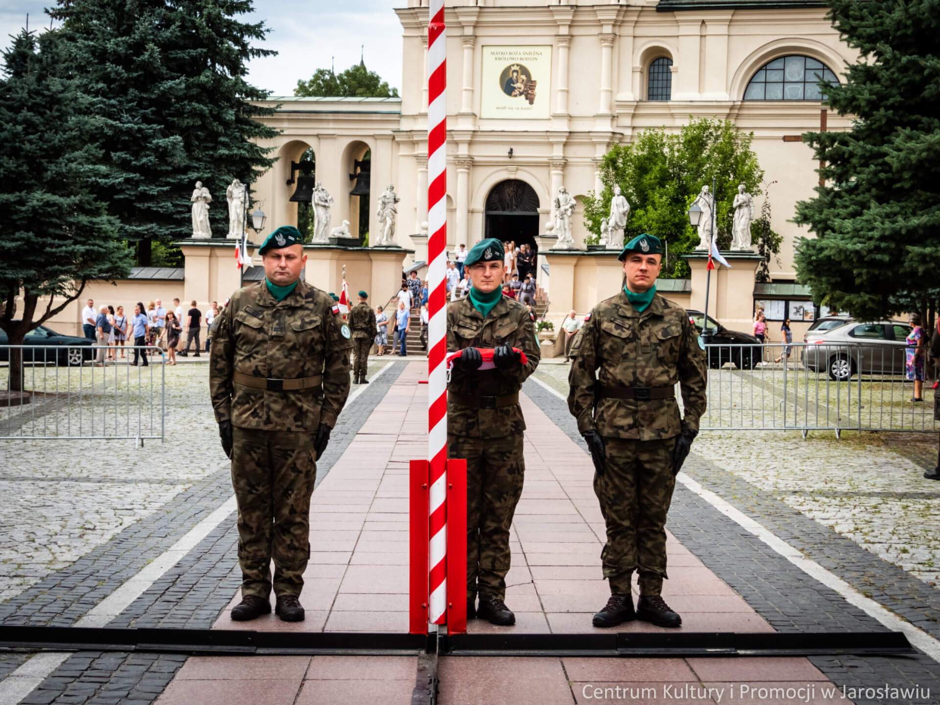 żołnierze, podczas obchodów 77. rocznicy Powstania Warszawskiego