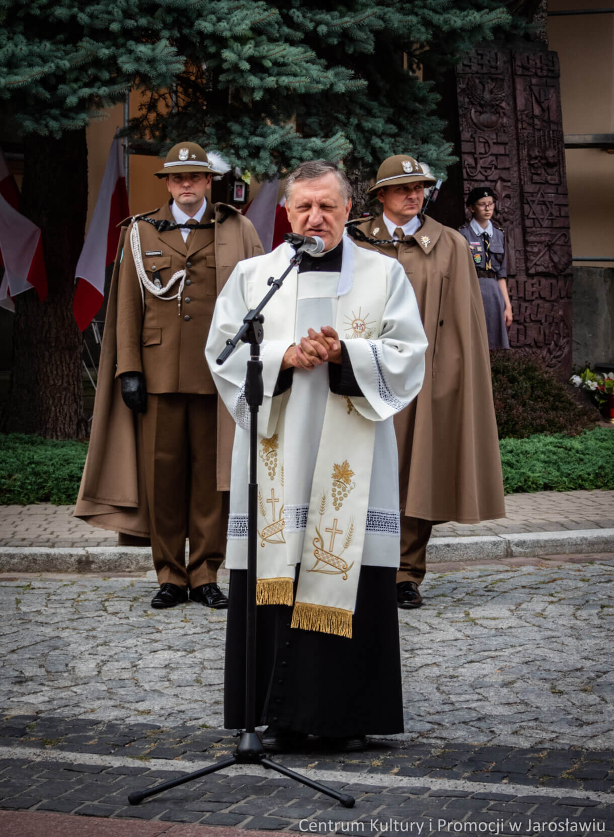 uczestnicy obchodów 77 rocznicy wybuchu powstania warszawskiego