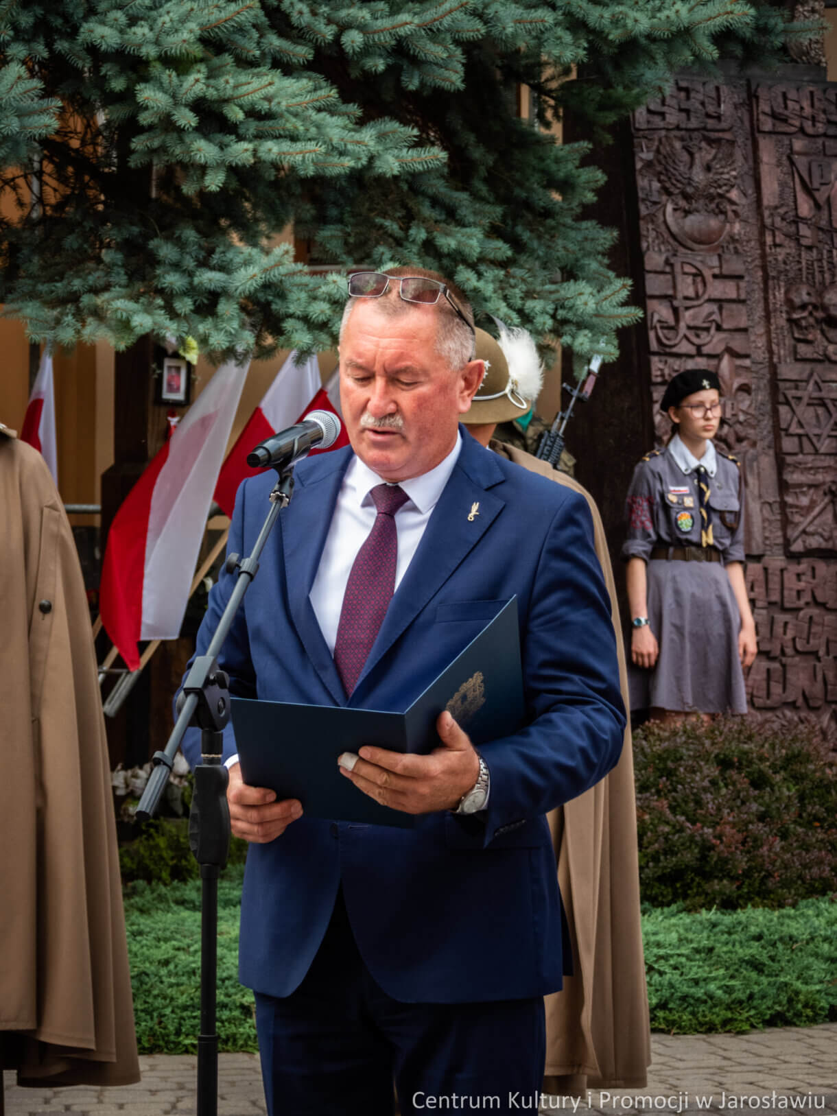 uczestnicy obchodów 77 rocznicy wybuchu powstania warszawskiego