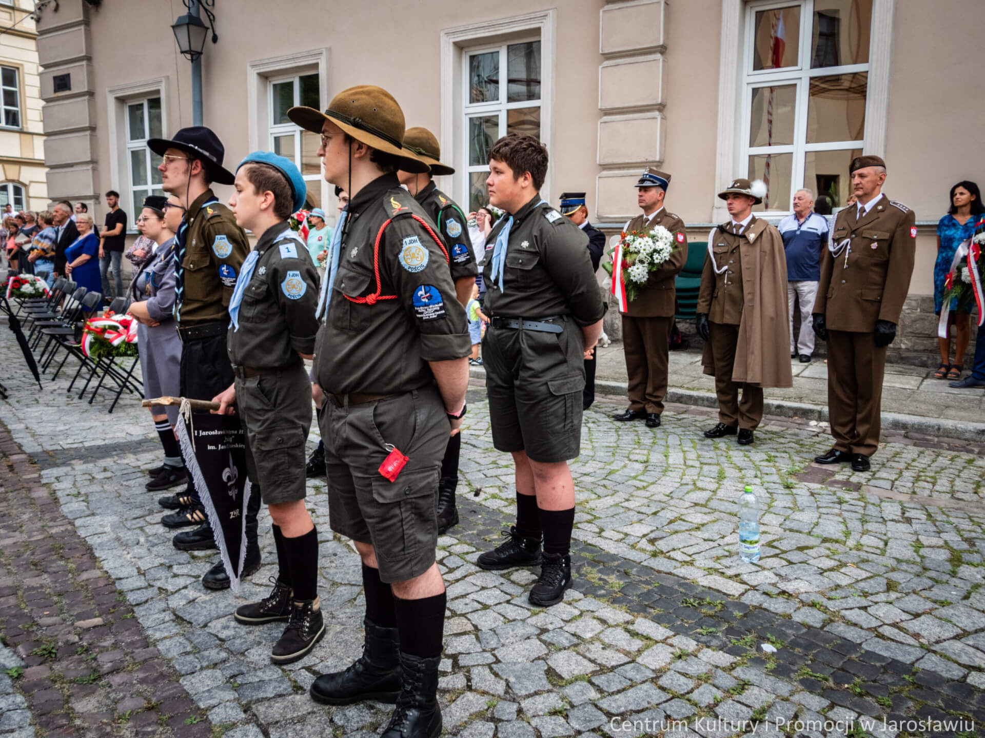 uczestnicy obchodów 77 rocznicy wybuchu powstania warszawskiego