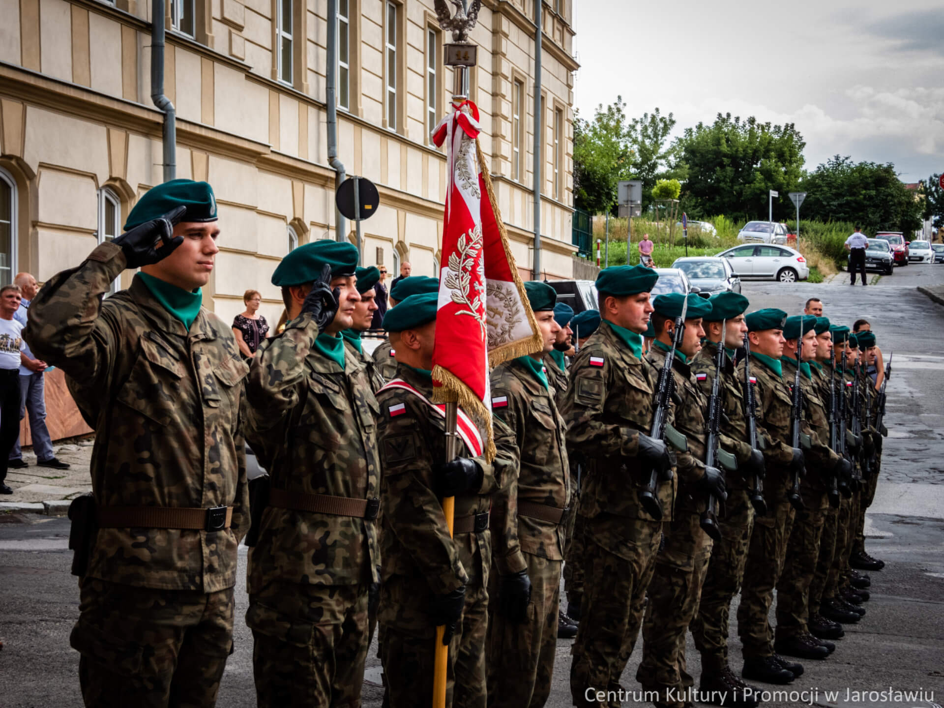 żołnierze, podczas obchodów 77. rocznicy Powstania Warszawskiego