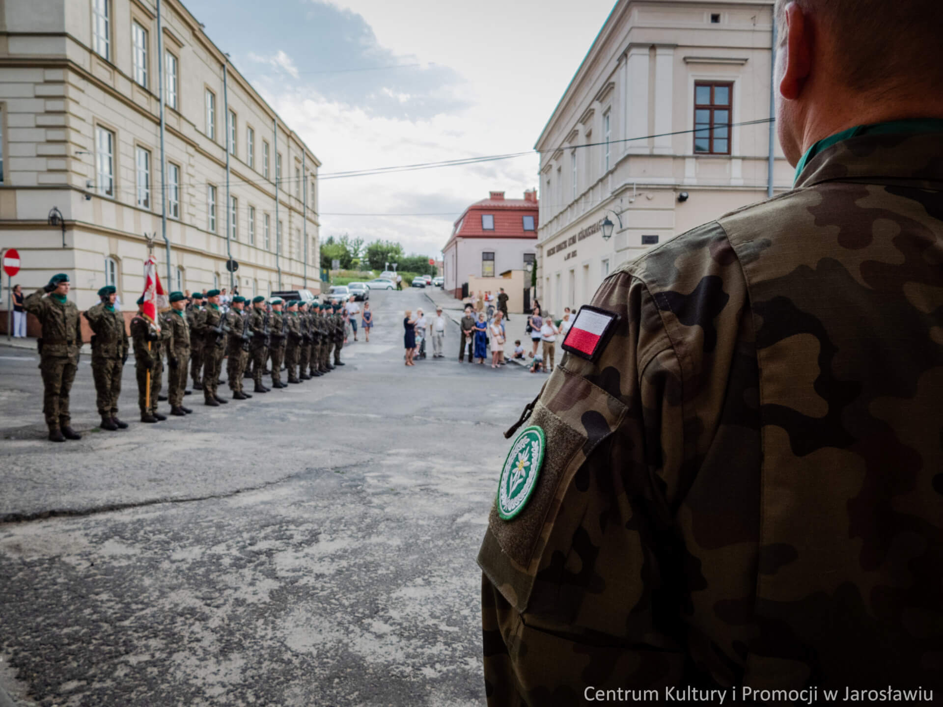 żołnierze, podczas obchodów 77. rocznicy Powstania Warszawskiego