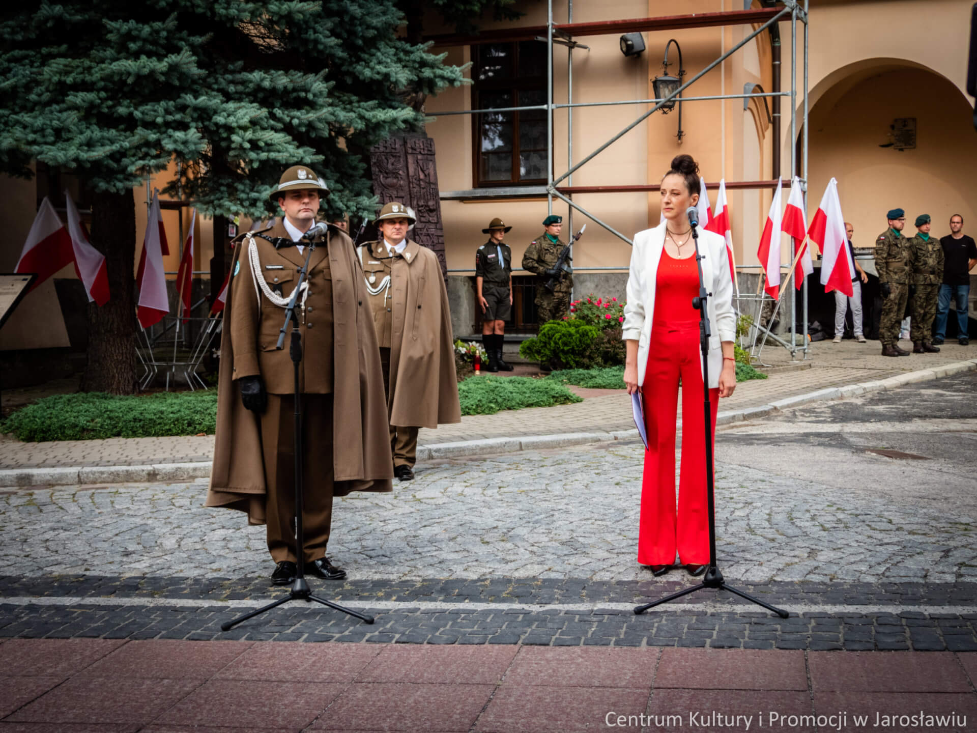 prowadzący obchody 77 rocznicy wybuchu powstania warszawskiego