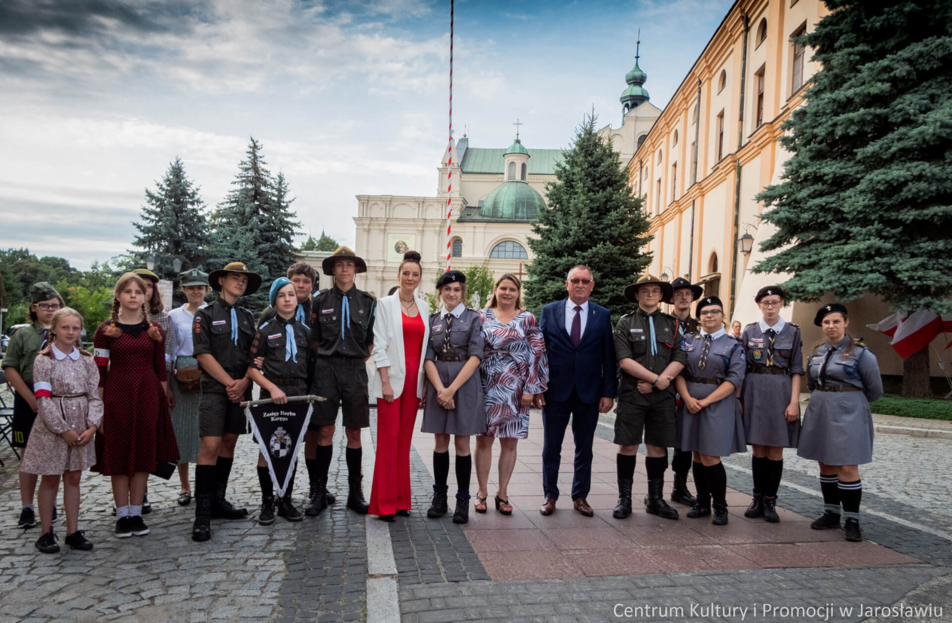 uczestnicy obchodów 77 rocznicy wybuchu powstania warszawskiego