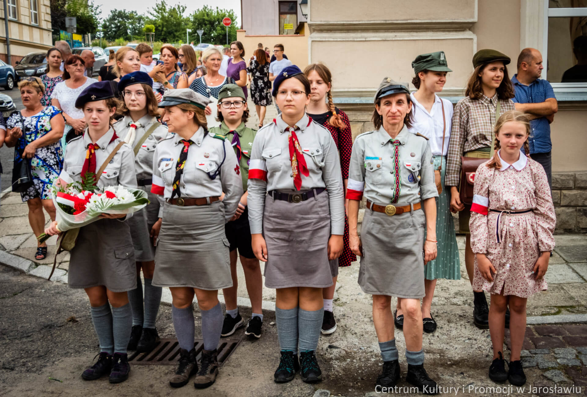 uczestnicy obchodów 77 rocznicy wybuchu powstania warszawskiego