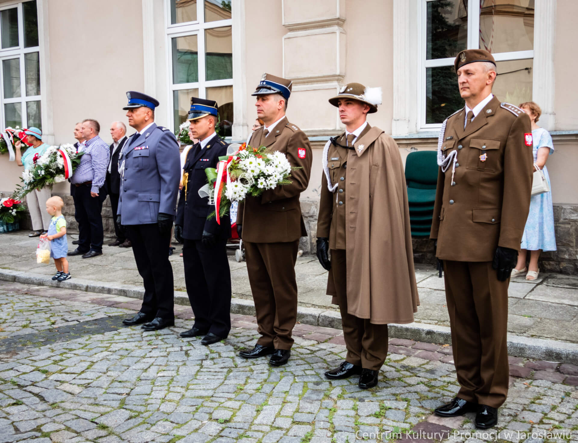 uczestnicy obchodów 77 rocznicy wybuchu powstania warszawskiego