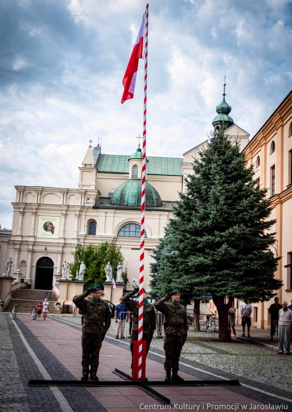 żołnierze, podczas obchodów 77. rocznicy Powstania Warszawskiego