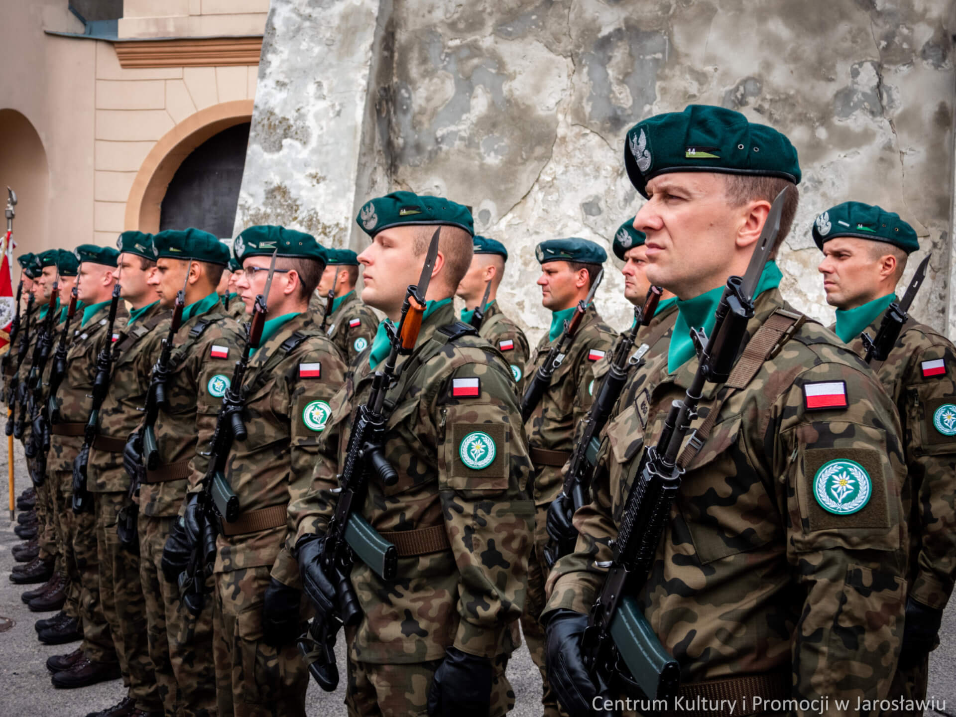 żołnierze, podczas obchodów 77. rocznicy Powstania Warszawskiego