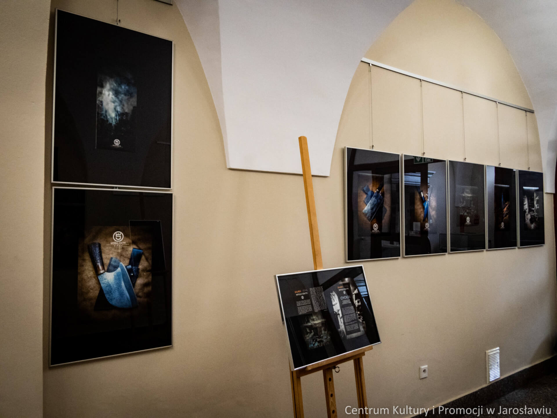 na ścianach fotografie ukazujące sztukę kowalską