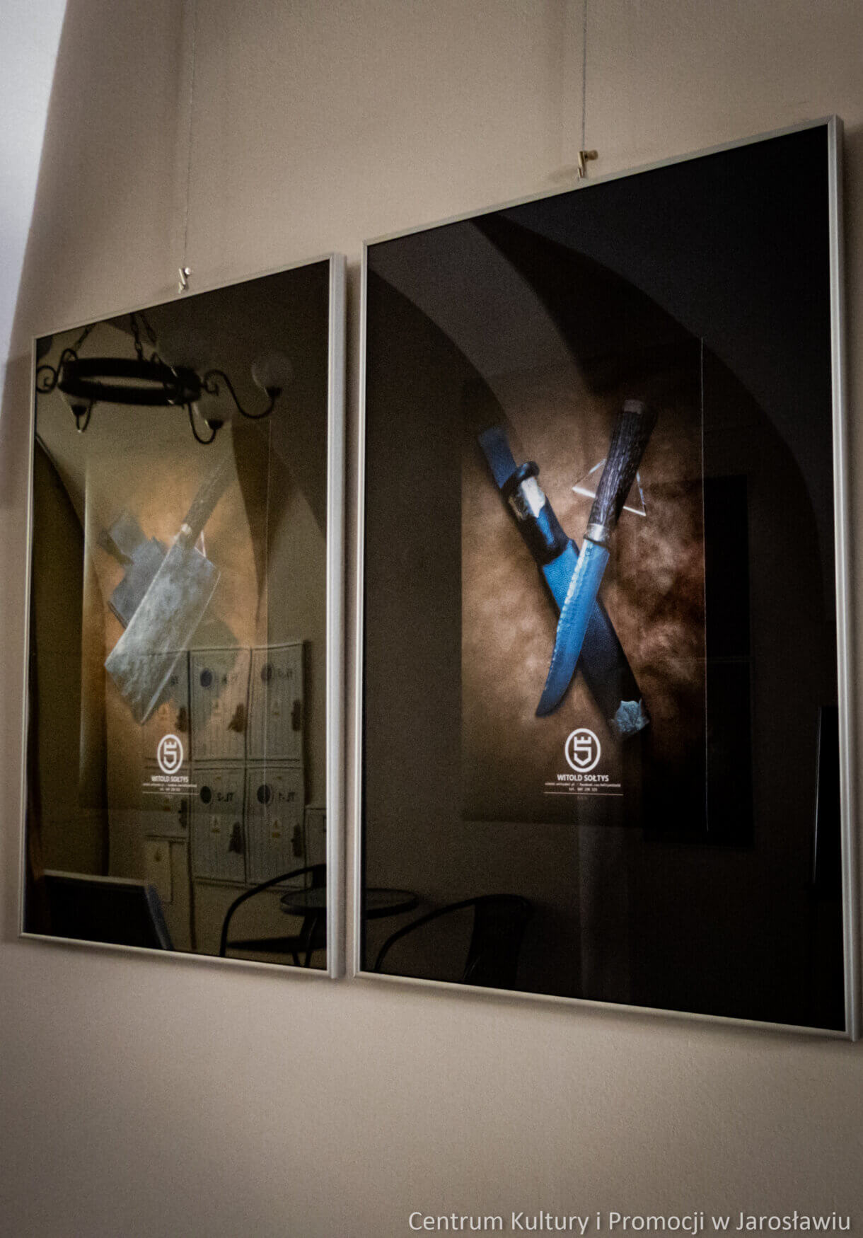 na ścianach fotografie ukazujące sztukę kowalską