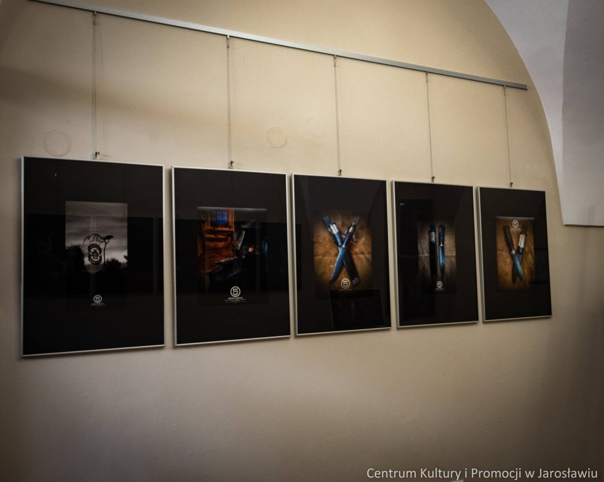 na ścianach fotografie ukazujące sztukę kowalską