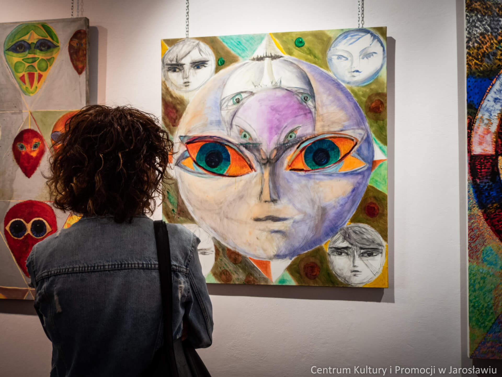 uczestniczka wystawy ogląda ekspozycje