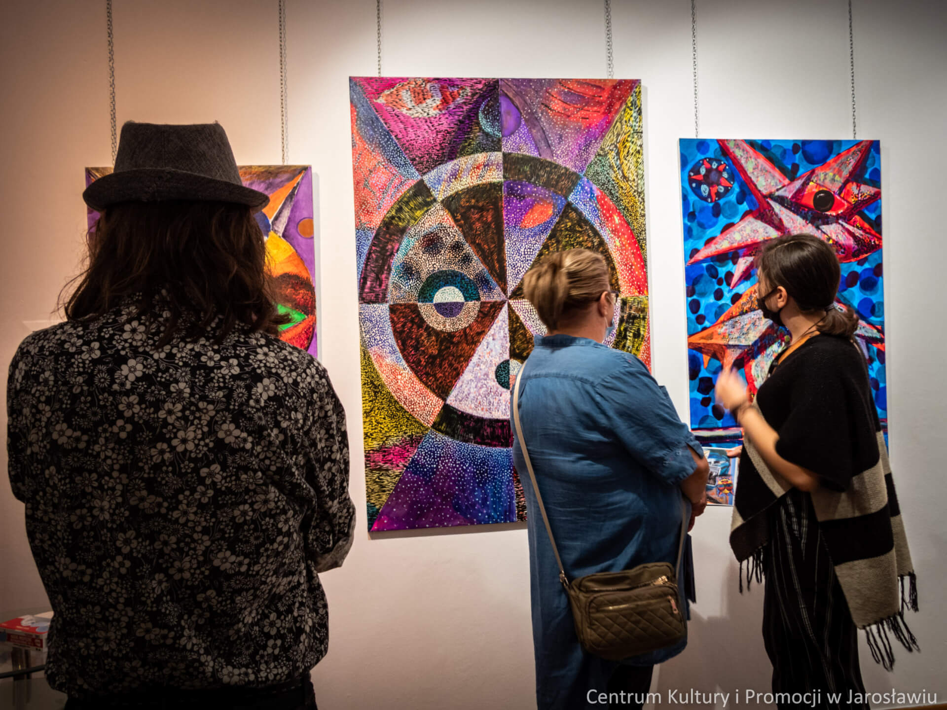 uczestnicy wernisażu oglądają ekspozycje