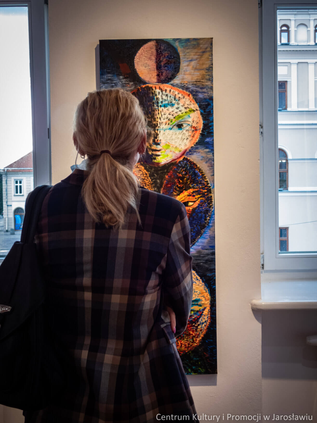 uczestnicy wernisażu oglądają ekspozycje