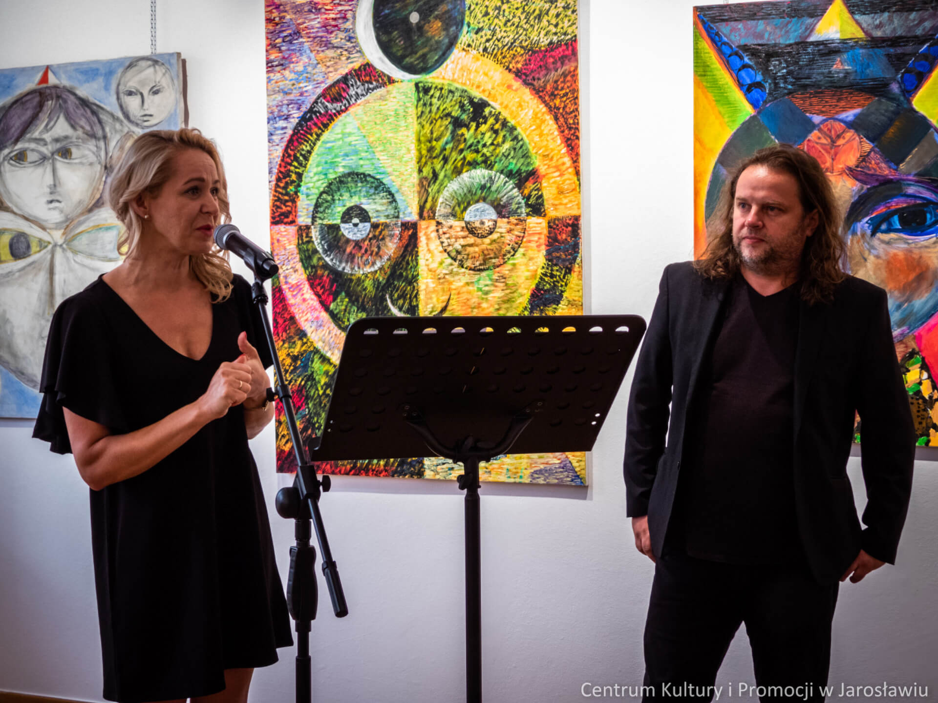 Bernadeta Korczewska Kustosz wystawy oraz Tomasz potuczko malarz