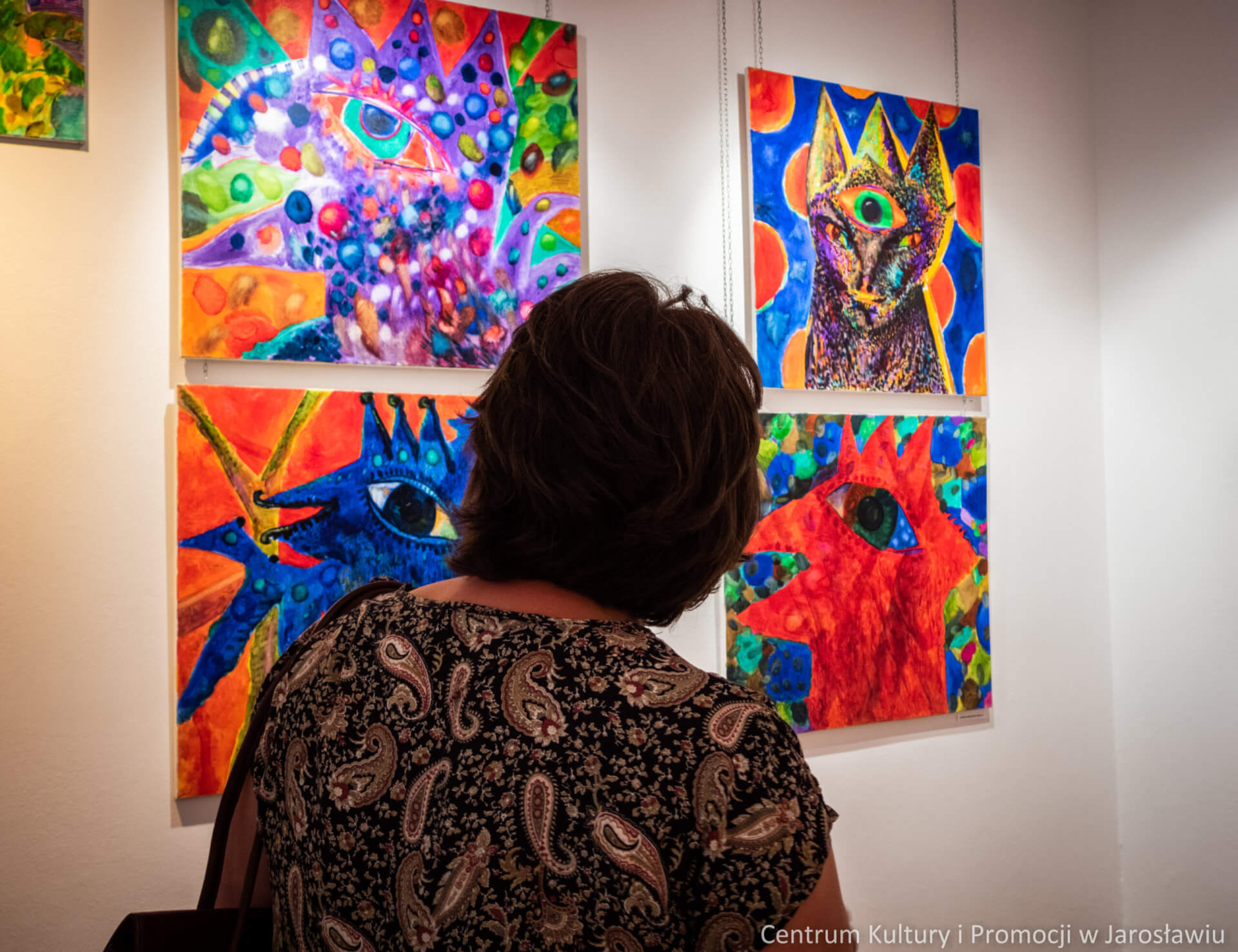 uczestnicy wernisażu oglądają ekspozycje