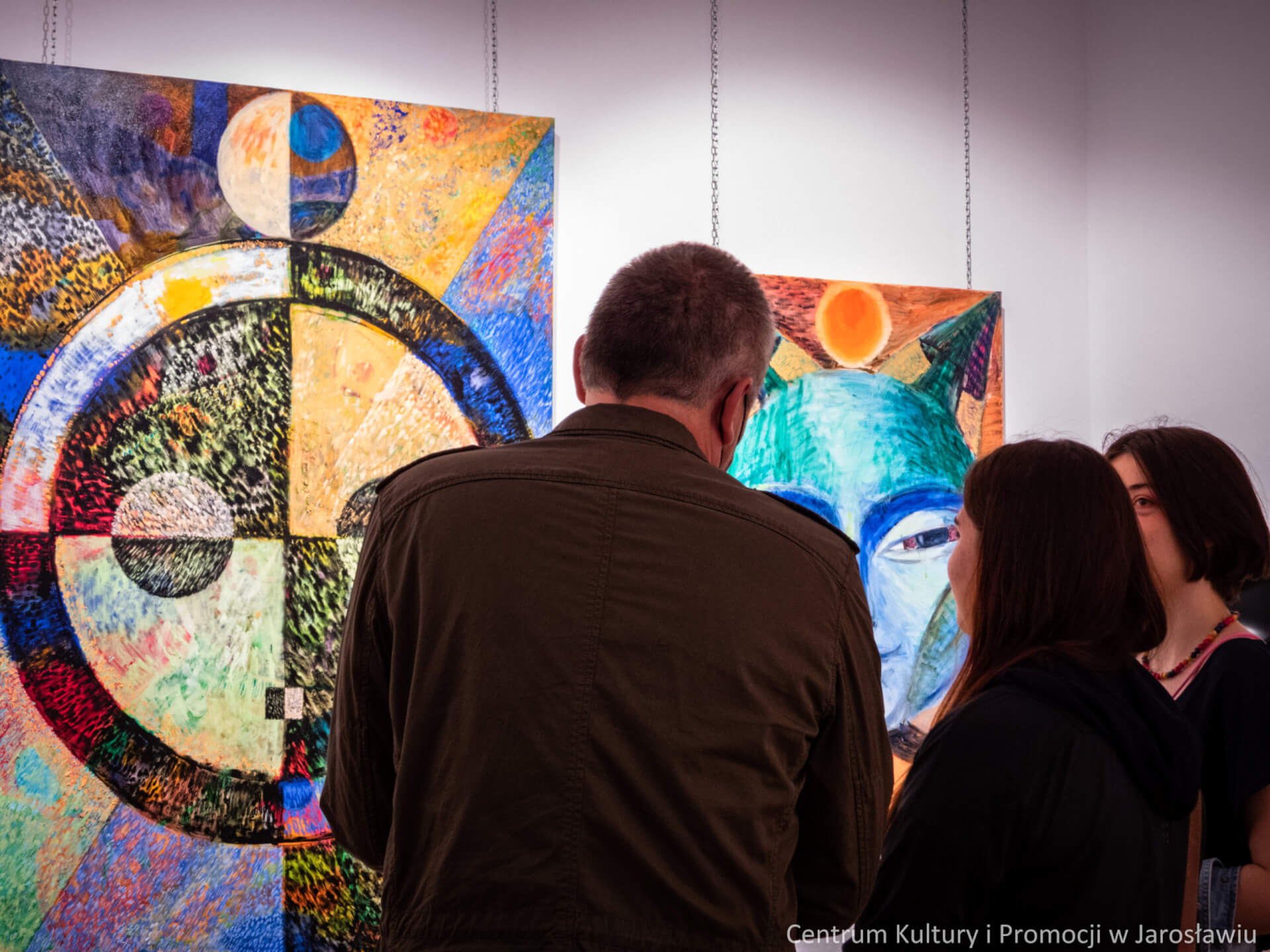 uczestnicy wernisażu oglądają ekspozycje