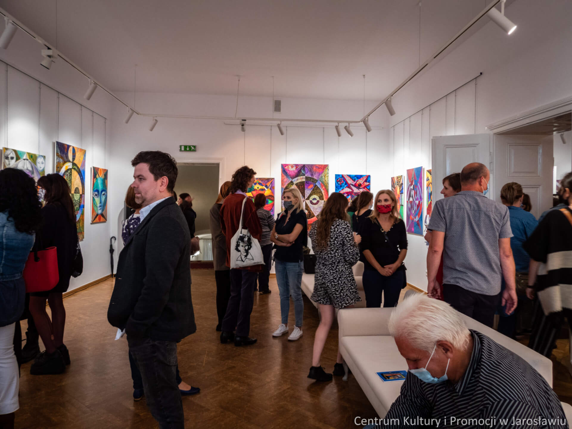 uczestnicy wernisażu oglądają ekspozycje