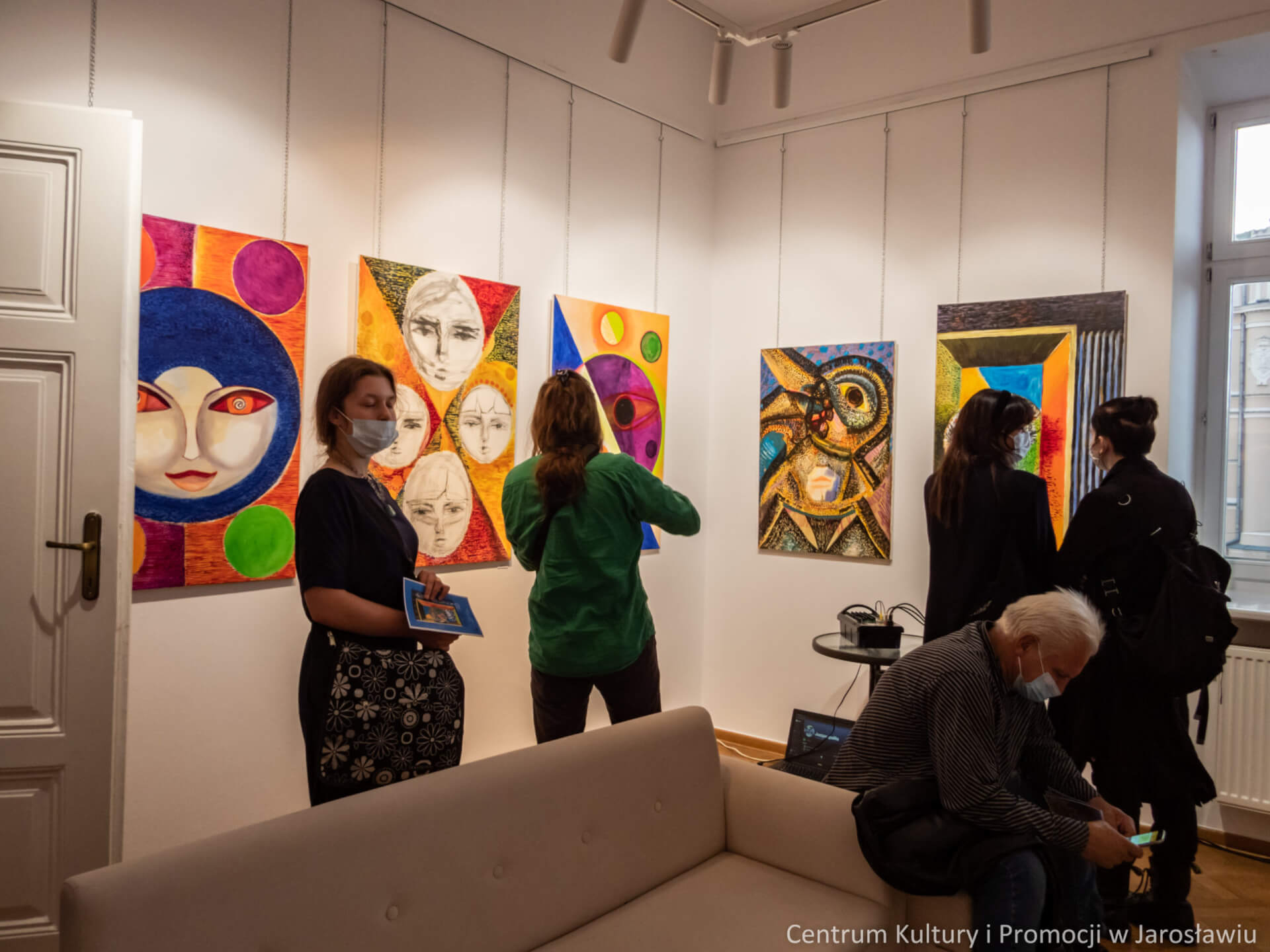 uczestnicy wernisażu oglądają ekspozycje