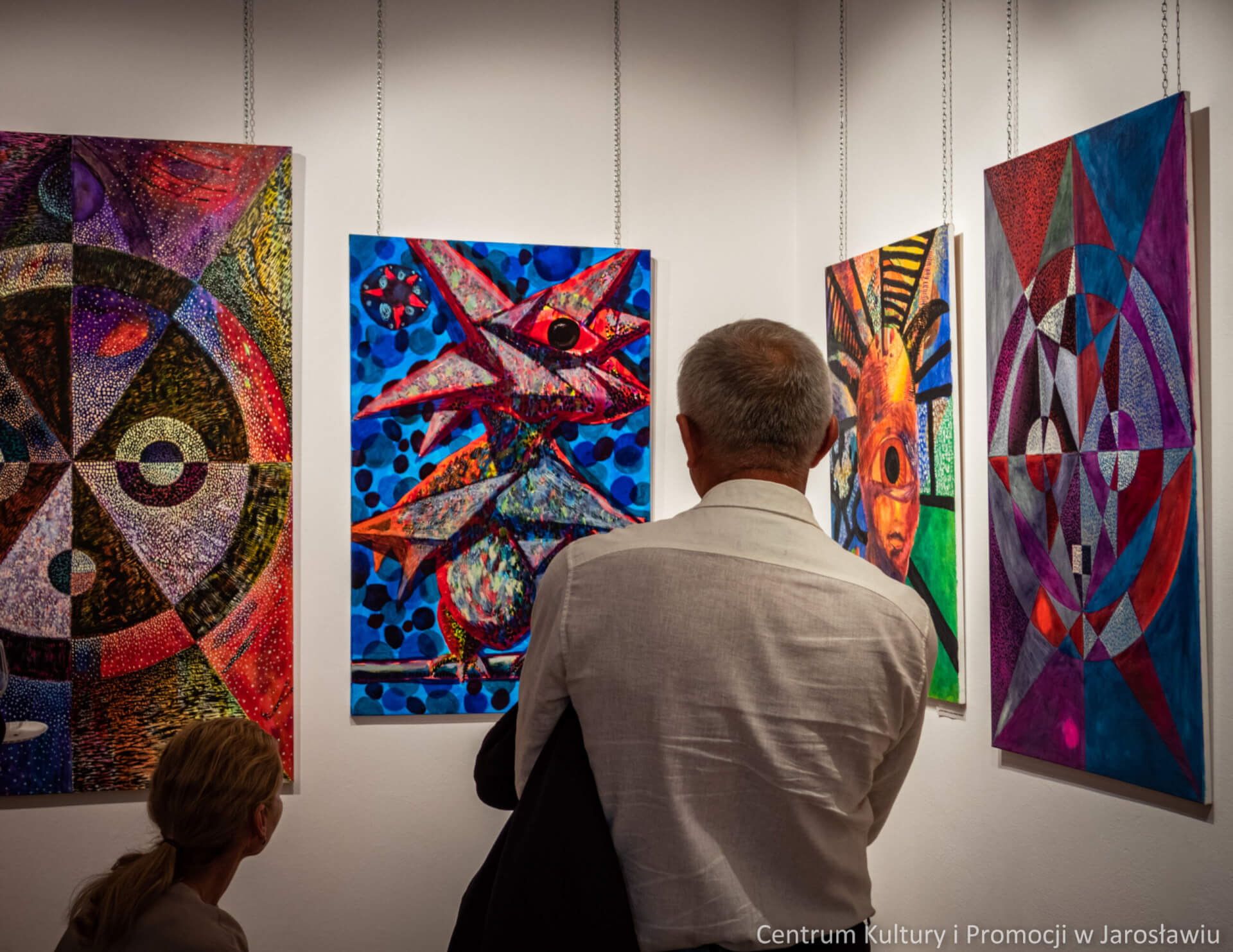 uczestnicy wernisażu oglądają ekspozycje