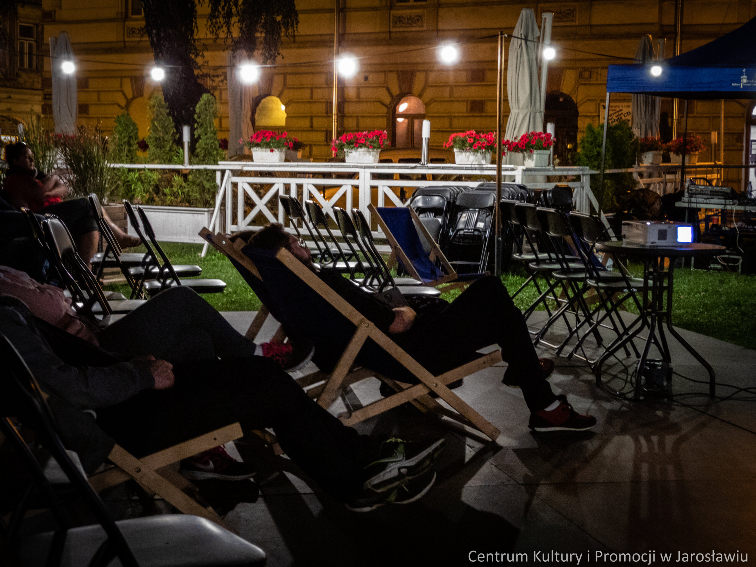 widzowie w kinie plenerowym